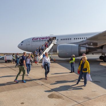 Touristen am Hosea-Kutako-Flughafen nahe Windhoek (Archivaufnahme); © Raagoon/iStock