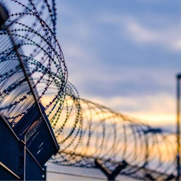 Laut Innenminister Albert Kawana werden Haftanstalten zunehmen zu Zielen für die Anwerbung gewaltbereiter Extremisten; © FooTToo/iStock