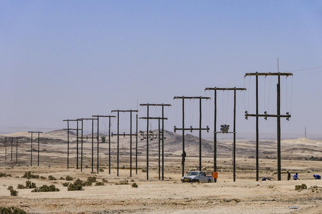Stromleitungen nahe Arandis in der Erongo-Region; © Alexander Farnsworth/iStock