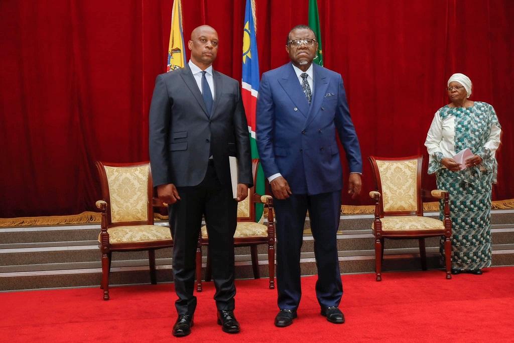 Der neue namibische Botschafter in Österreich, Vasco Sampofu (links), mit Präsident Hage Geingob. Im Hintergrund Außenministerin Netumbo Nandi-Ndaitwah; © Office of the President