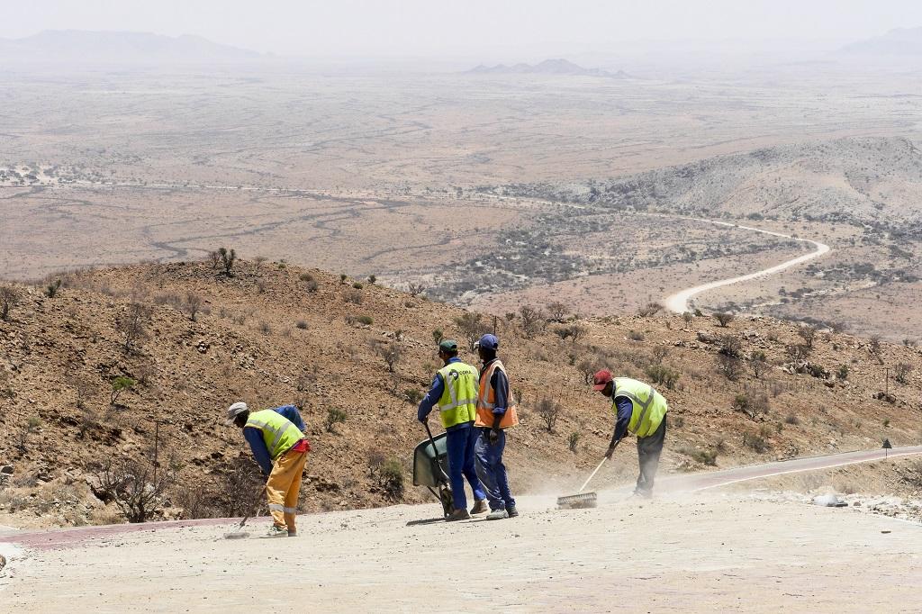 Angestellte beim Bau einer Straße in Namibia (Archivaufnahme); © Alexander Farnsworth/iStock