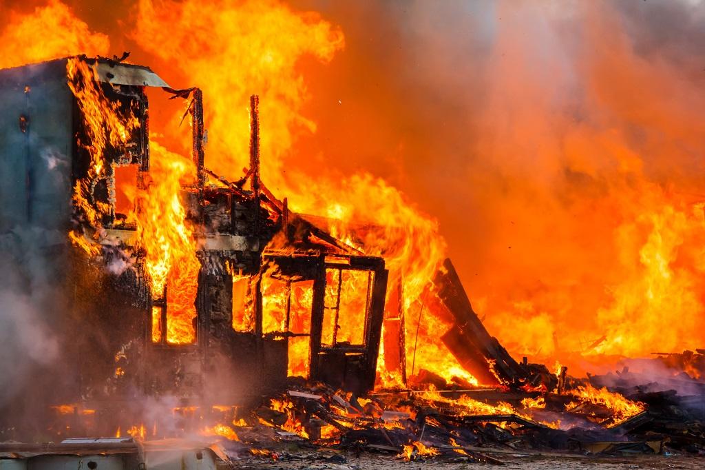 Die gemeinnützige Organisation E.M.A. ruft dazu auf, für den Brandfall immer auch einen Feuerlöscher oder Ähnliches im Haus zu haben (Symbolbild); © DarthArt/iStock