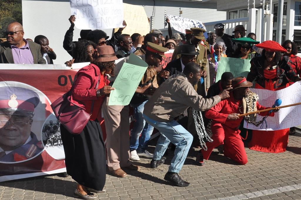 Eine Demonstration von Ovaherero-Vertretern in Windhoek im Juli 2018; © Elizabeth Shaakuka/Nampa