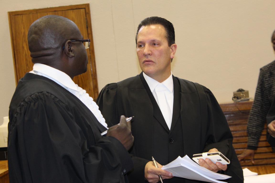 Anwalt Metcalfe (rechts) hält das "Ekandjo-Gesetz" für Diskriminierung (Archivaufnahme); © Simon Kopper Endjala/Nampa