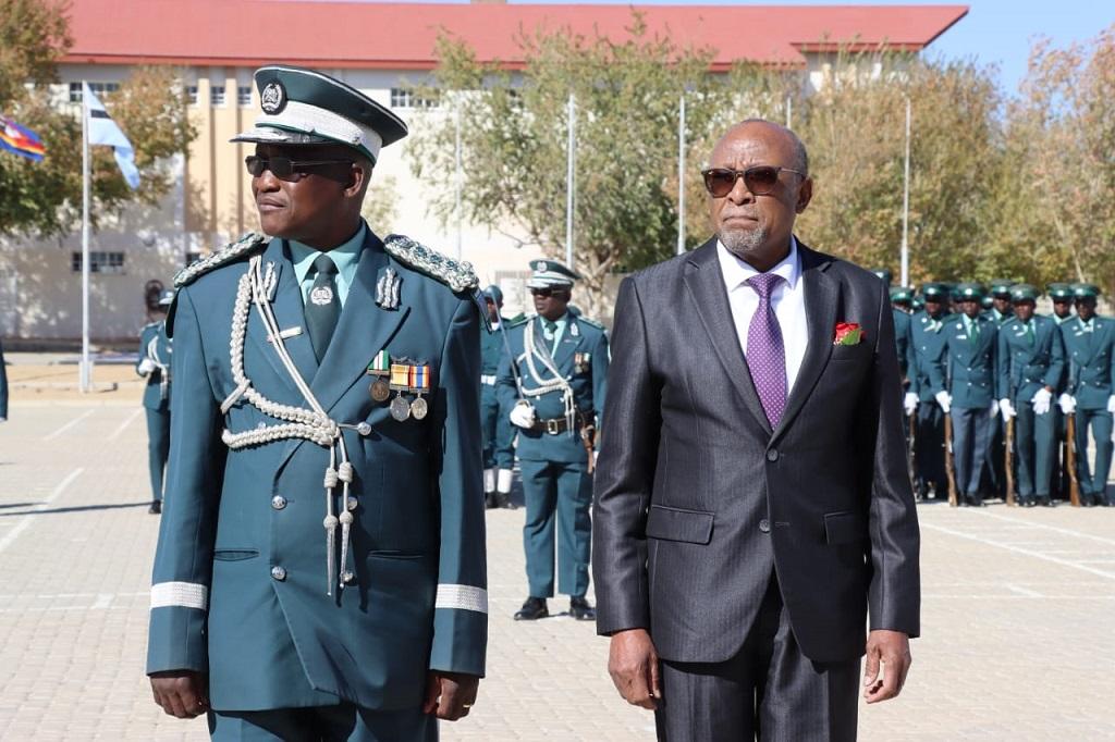 Vizepräsident Nangolo Mbumba (rechts) mit NCS-Generalkommissar Raphael Hamunyela; © MHAISS