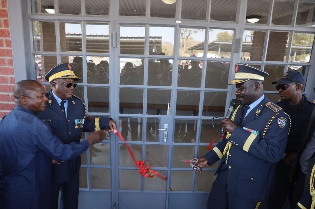 Polizeichef Joseph Shikongo (rechts) bei der Einweihung der neuen Polizeistation; © Nampol
