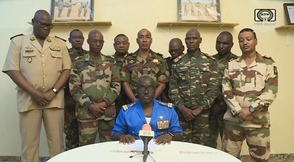 Colonel Major Amadou Abdramane (Mitte)  bei der Ankündigung zur Absetzung des Präsidenten; © Télé Sahel/AFP/Nampa