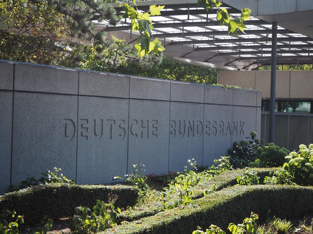 Logo der Deutschen Bundesbank beim Hauptquartier in Frankfurt, Deutschland; © FinkAvenue/iStock