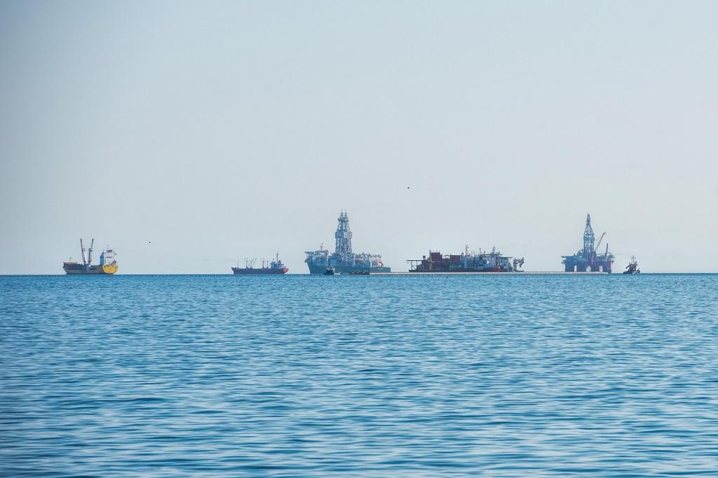 Ölplattformen und Explorationsschiffe vor der namibischen Küste; © nono57/iStock
