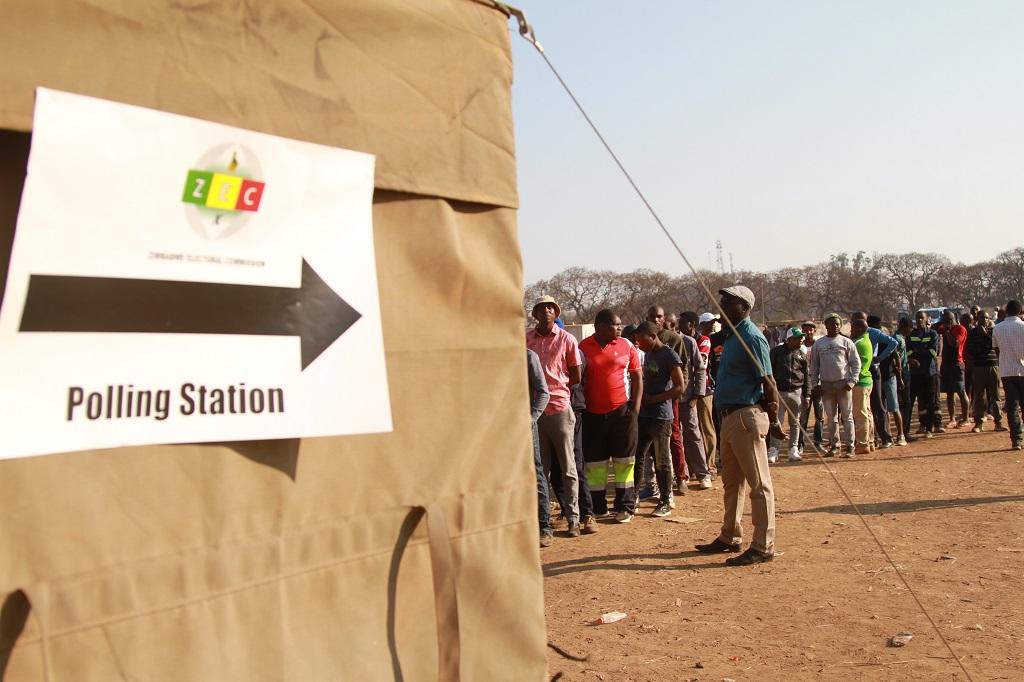 Lange Schlangen vor einem Wahllokal in der simbabwischen Hauptstadt Harare; © Tafara Mugwara/Xinhua/Nampa