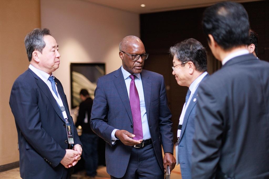 Energieminister Tom Alweendo (mitte) im Gespräch mit dem südkoreanischen Präsidialbeauftragten Yoon Sang Jock; © NIPDB/Facebook