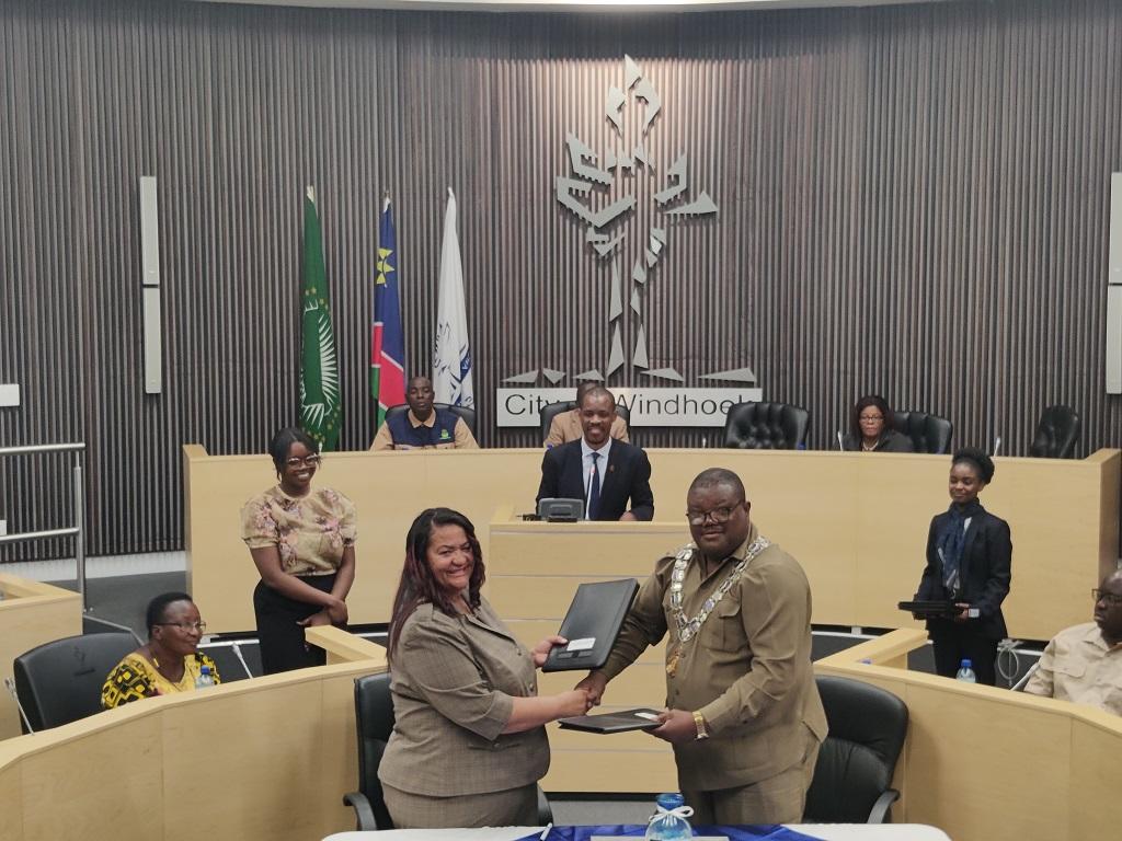 Der Bürgermeister von Windhoek, Joseph Uapinge (rechts) bei der Unterzeichnung der Vereinbarung mit der Vorsitzenden des Gibeon-Ortsrates, Sharon Bezuidenhout; © Hitradio Namibia