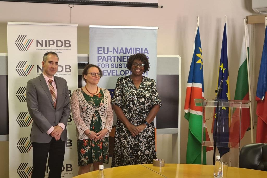 (v.l.n.r.) Alberto de la Calle (spanischer Botschafter in Namibia), Gosia Lachut (Ständige Vertreterin der EU-Botschaft in Namibia) und Nangula Uaandja (NIPDB-Geschäftsführerin); © Hitradio Namibia