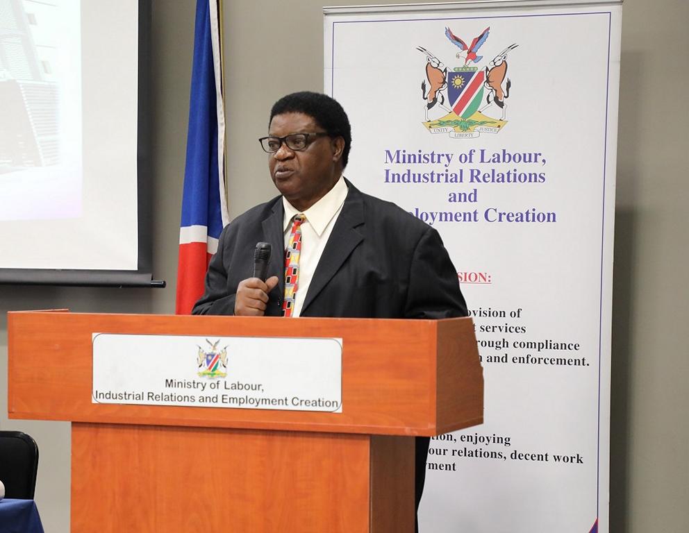 Arbeitsminister Uutoni Nujoma hofft auf eine Einführung des Mindestlohns schon im ersten Quartal 2024; © MILREC