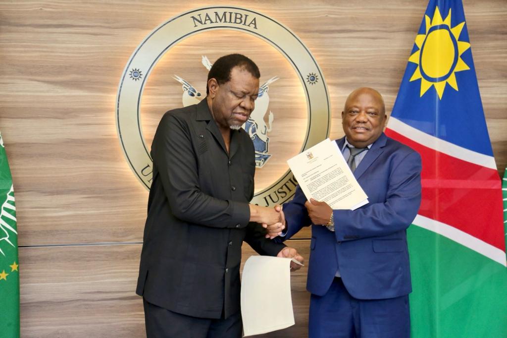 Staatspräsident Hage Geingob (links) übergibt die Ernennungsurkunde an Ndeitunga; © Office of the Namibian President