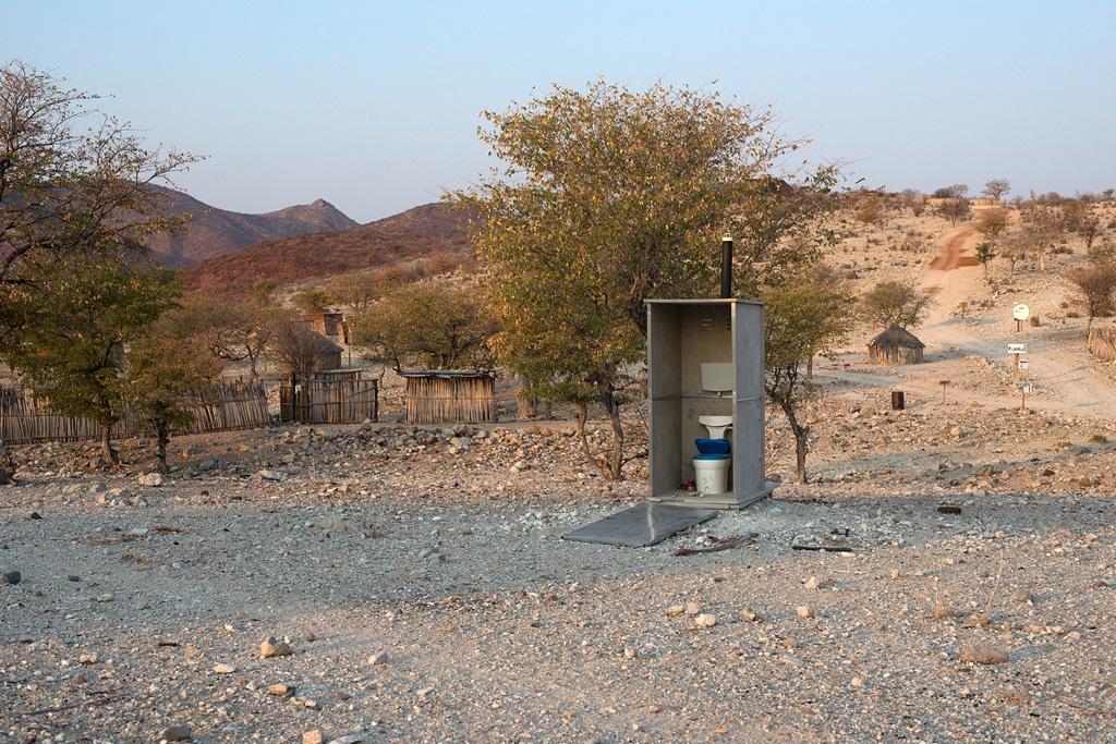 Ein Toilettenhäuschen in der Kunene-Region; © Josep Maria Barres/iStock