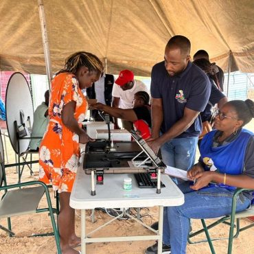 Eine Wählerin wird im Zuge des Testlaufs mit dem neuen System registriert; © ECN