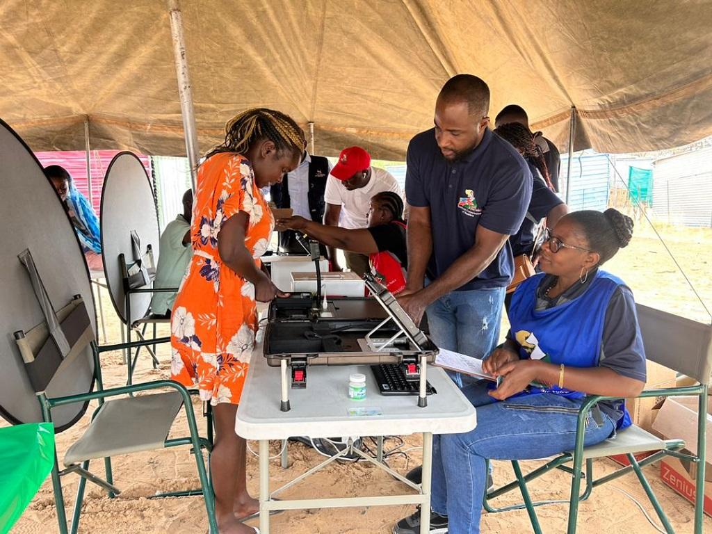 Eine Wählerin wird im Zuge des Testlaufs mit dem neuen System registriert; © ECN