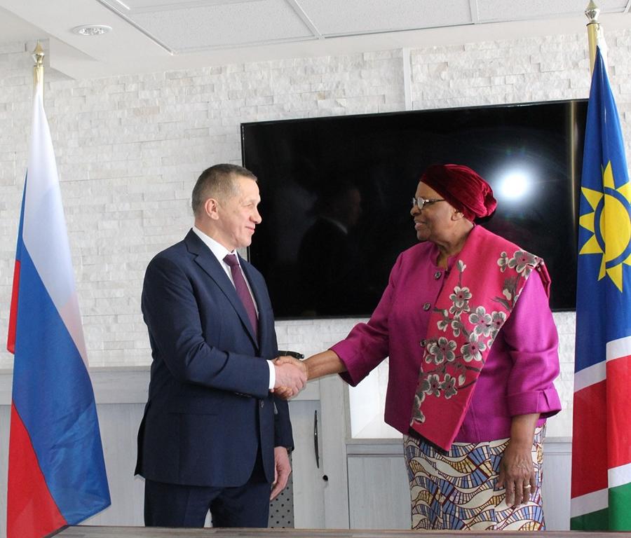 Der russische Vize-Premierminister Yuri Trutnev (links) hat heute seine namibische Amtskollegin Netumbo Nandi-Ndaitwah getroffen; © MIRCO