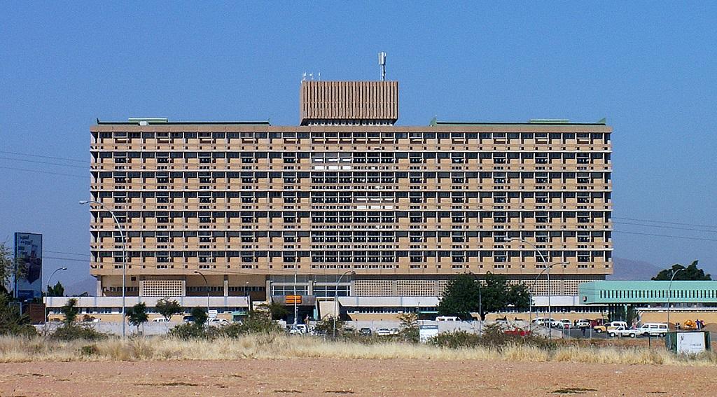 Blick auf das Katutura-Staatskrankenhaus in Windhoek; © FutureMedia