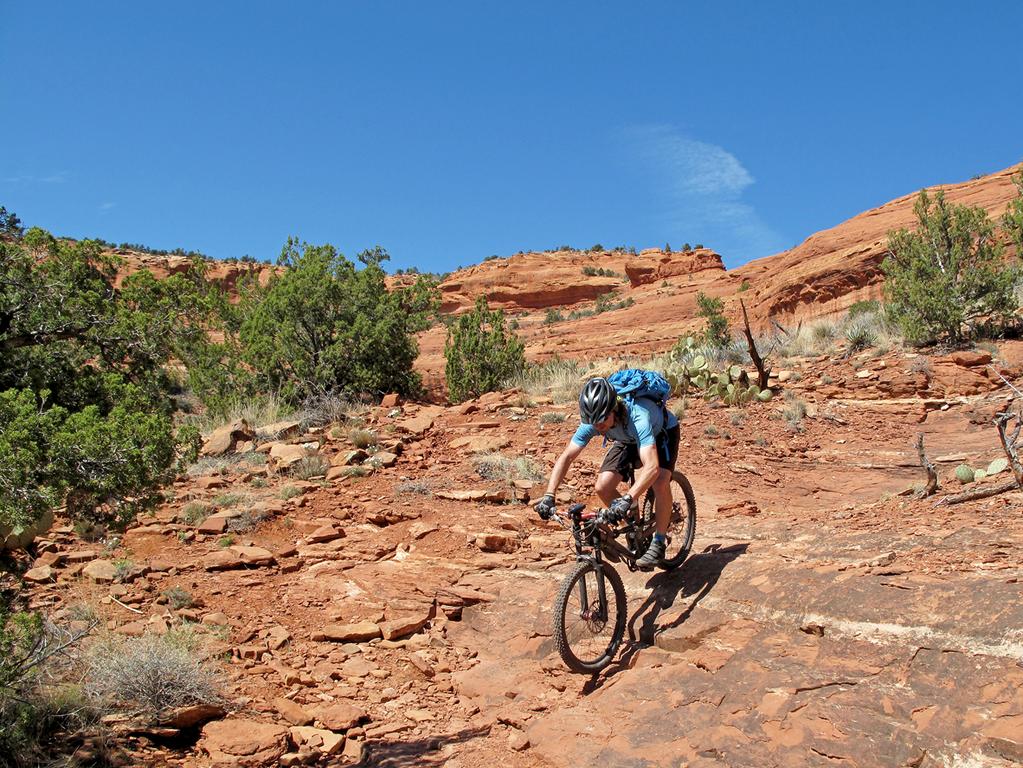 Mountainbiken in einer Wüstenlandschaft (Symbolbild); © reisegraf/iStock