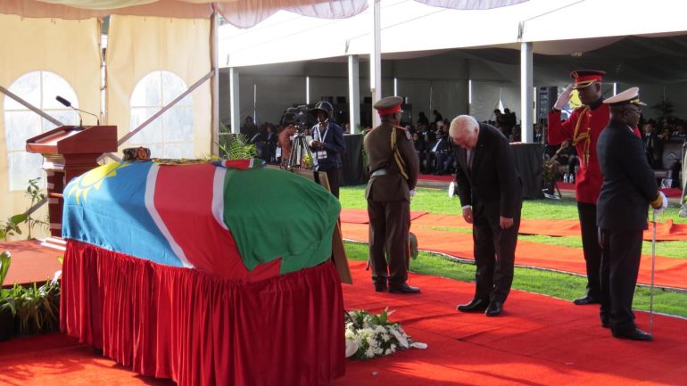 Tausende haben dem verstorbenen namibischen Präsidenten Hage Geingob die letzte Ehre erwiesen; © Hitradio Namibia