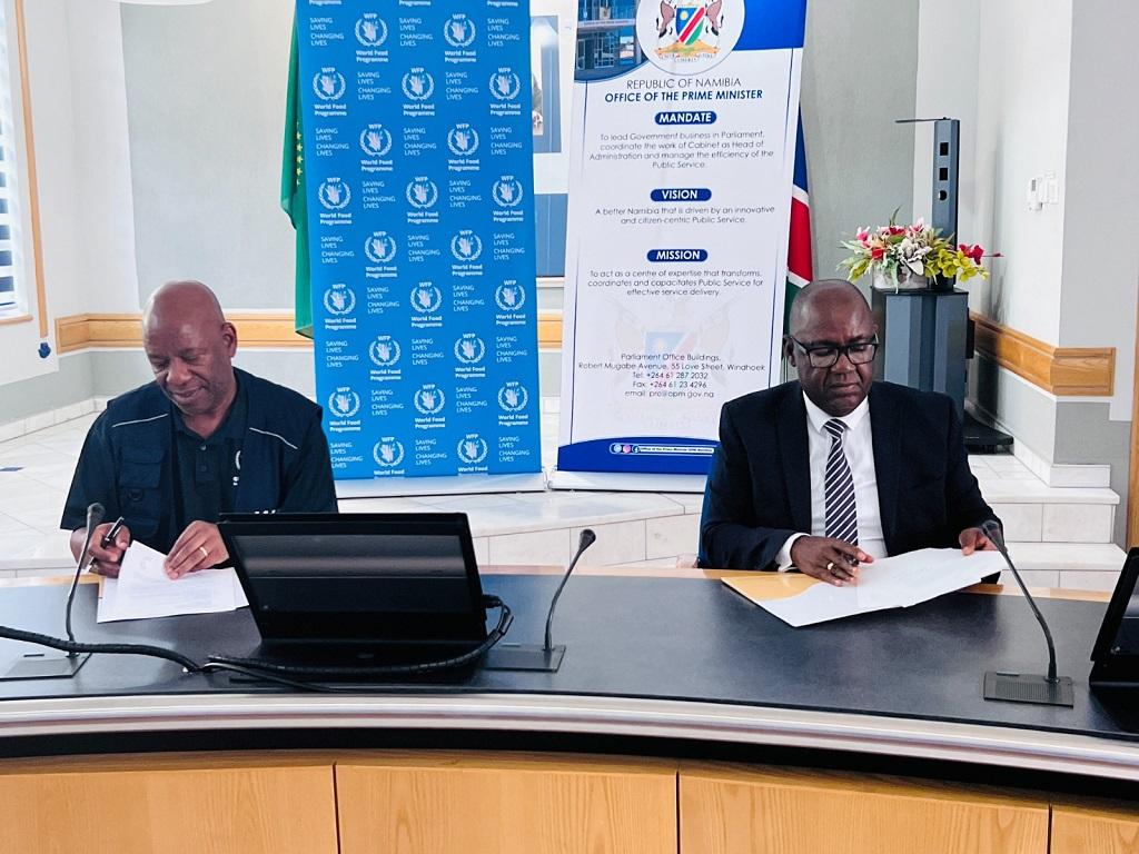 Dr. George Fedha (Landesdirektor WFP-Namibia) und I-Ben Nashandi (Exekutivdirektor im Büro der Premierministerin) bei der Unterzeichnung der Absichtserklärung; © Office of the Prime Minister