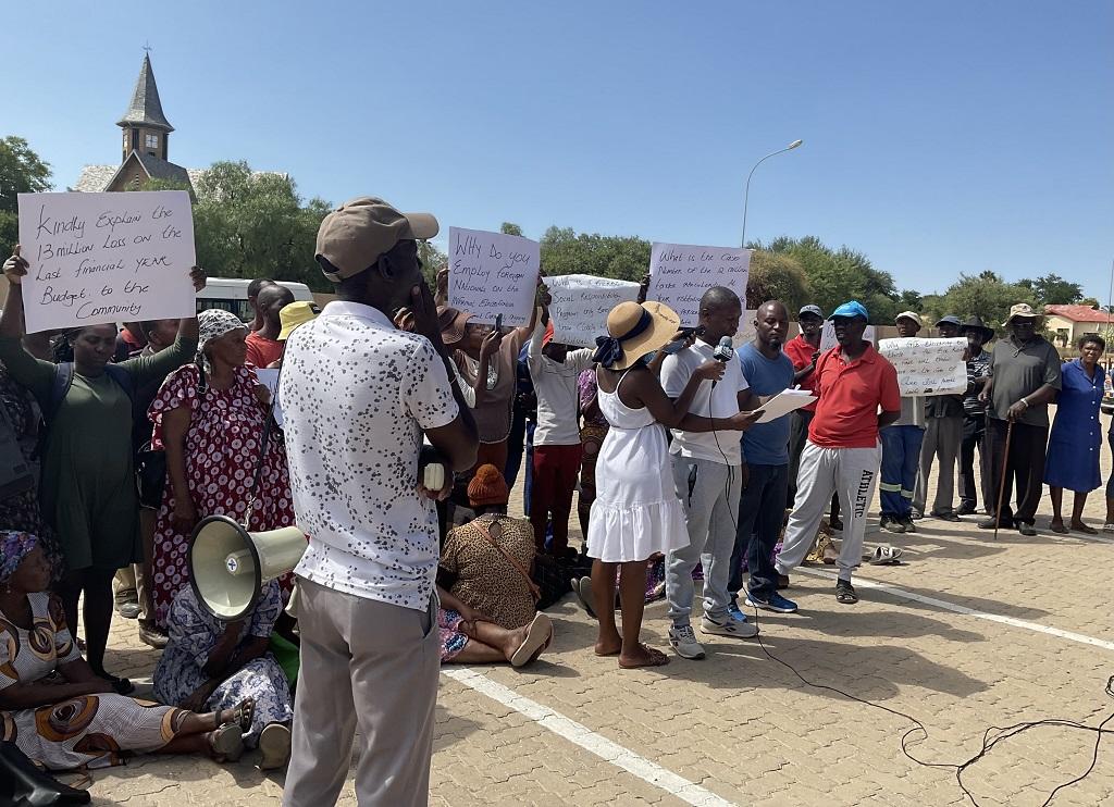 Frustrierte Bewohner von Otjiwarongo machen ihrem Ärger über die Strompreise von Cenored Luft; © Mulisa Simiyasa/Nampa