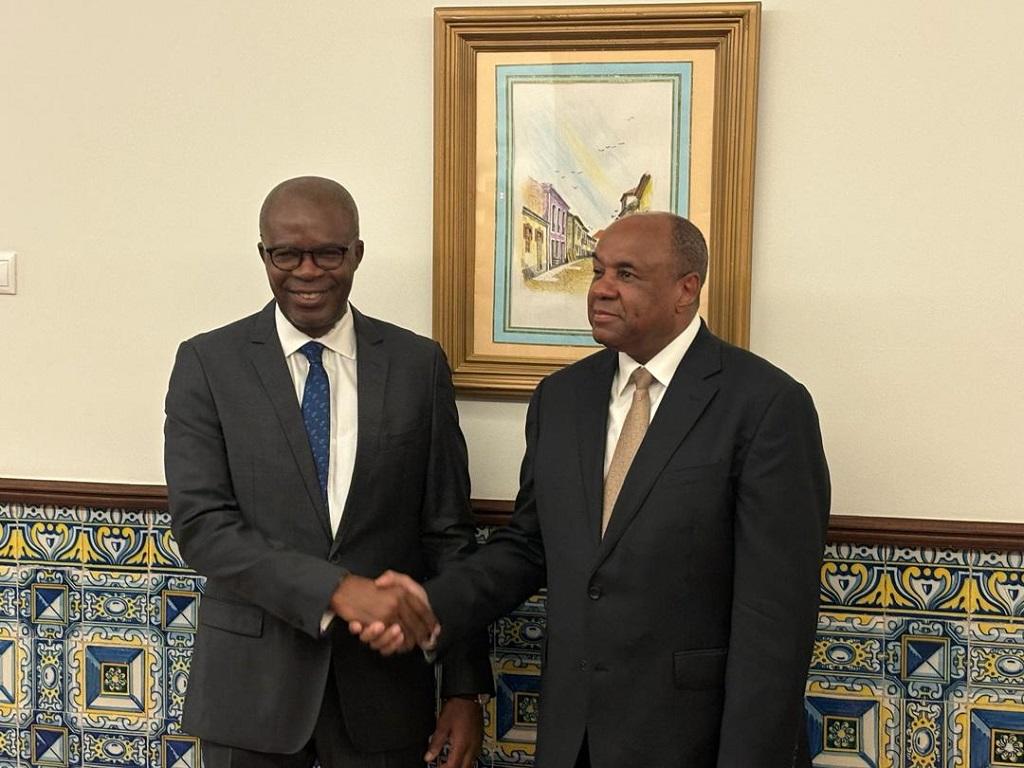 Zentralbankchef Johannes !Gawaxab (rechts) bei einem Treffen mit seinem angolanischen Kollegen Manuel Dias in Luanda; © Bank of Namibia