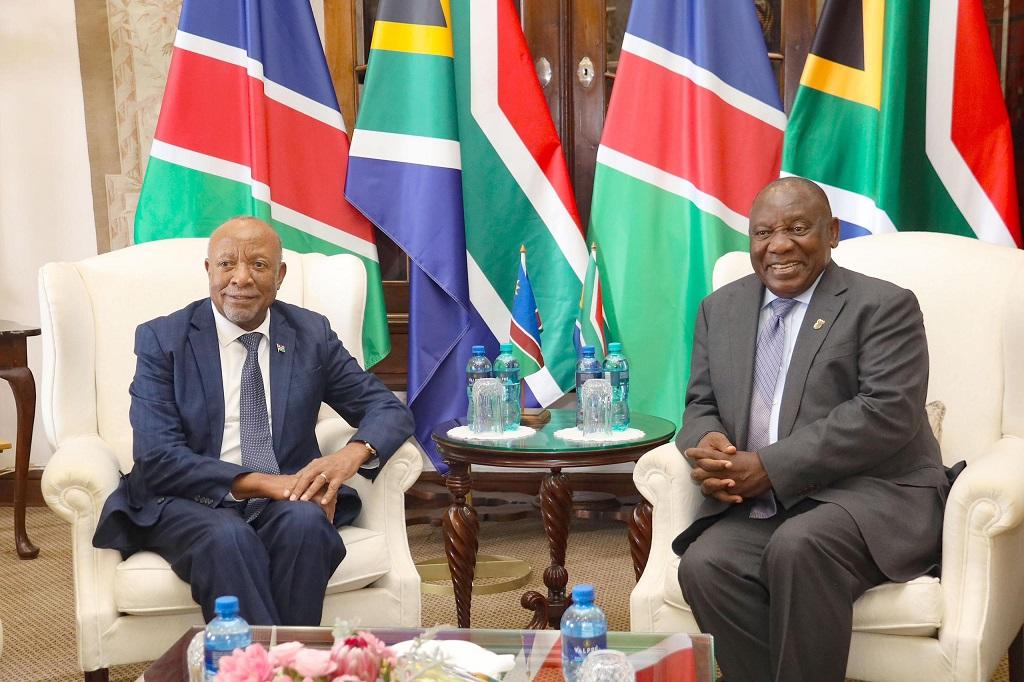 Präsident Nangolo Mbumba (links) mit seinem südafrikanischen Amtskollegen Cyril Ramaphosa; © Office of the Namibian President