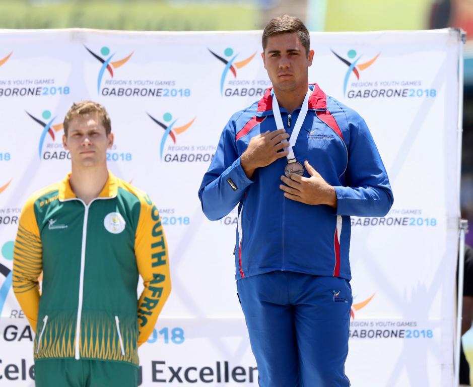 Ryan Williams (rechts) nach dem Gewinn einer Medaille vor sechs Jahren in Südafrika; © Hesron Kapanga/Nampa
