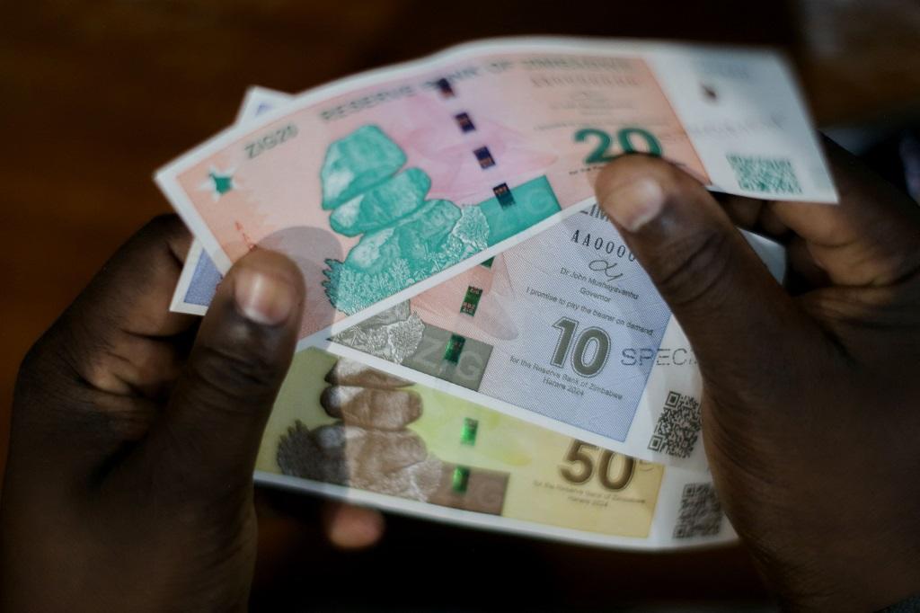 Neue ZiG-Banknoten, die am Freitag in Simbabwe vorgestellt wurden; © Jekesai Njikizana/AFP/Nampa