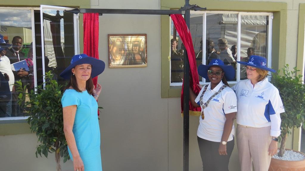 (v.l.n.r.) Ana Beatriz Martins (EU-Botschafterin in Namibia), Queen Kamati (Windhoeker Bürgermeisterin) und Antje Grotheer (Präsidentin Bremer Bürgerschaft) bei der Eröffnung des Zentrums in Windhoek; © Hitradio Namibia
