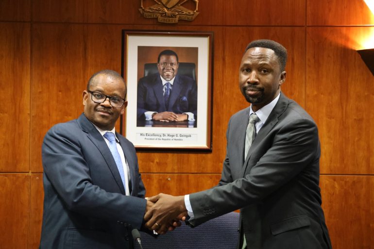 Der Vorsitzende des Nationalrats, Lukas Sinimbo Muha und Advokat Tousy Namiseb Sekretär des Nationalrats 1 Mai 2024