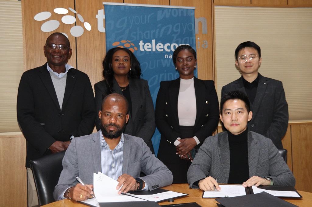 Telecom-CEO Stanley Shanapinda (sitzend, links) mit Michael Zhang, geschäftsführender Direktor bei Huawei Namibia bei der Unterzeichnung des Partnerschaftsabkommens; © Telecom Namibia