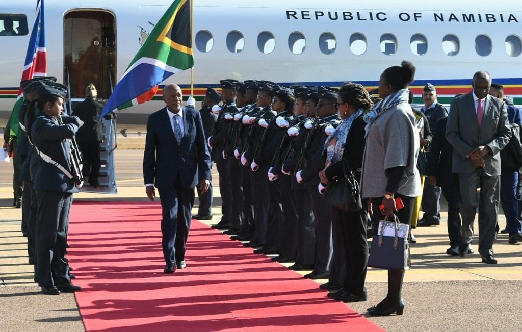 Präsident Nangolo Mbumba bei seiner Ankunft in Südafrika; DIRCO South Africa