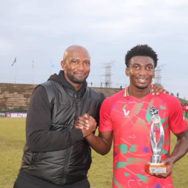 Aprocius Kalefa Petrus (rechts) wurde als Spieler des Spiels ausgezeichnet; mit ihm freut sich Nationaltrainer Collin Benjamin; © COSAFA/Facebook