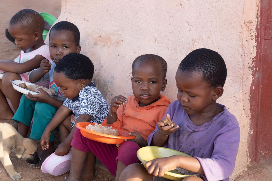 Vor allem auch Kinder leiden unter Nahrungsmittelmangel; © poco_bw/iStock