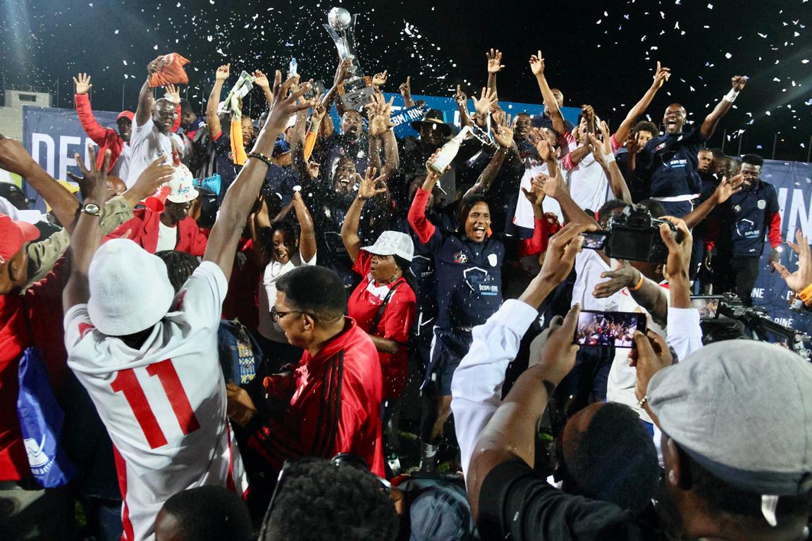 Spieler und Fans der African Stars nach dem Gewinn der Meisterschaft; © Hesron Kapanga/Nampa