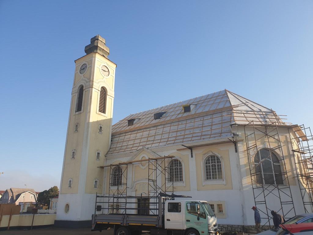Aktuell wird bereits das Dach der Kirche in Swakopmund restauriert; © Deutsche Botschaft Windhuk